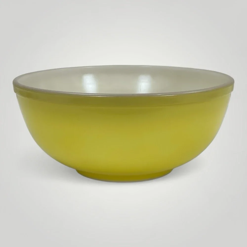 1940s Pyrex Yellow Nesting Bowl 2.5 Qt No Number‎ Mixing Bowl USA Vintage